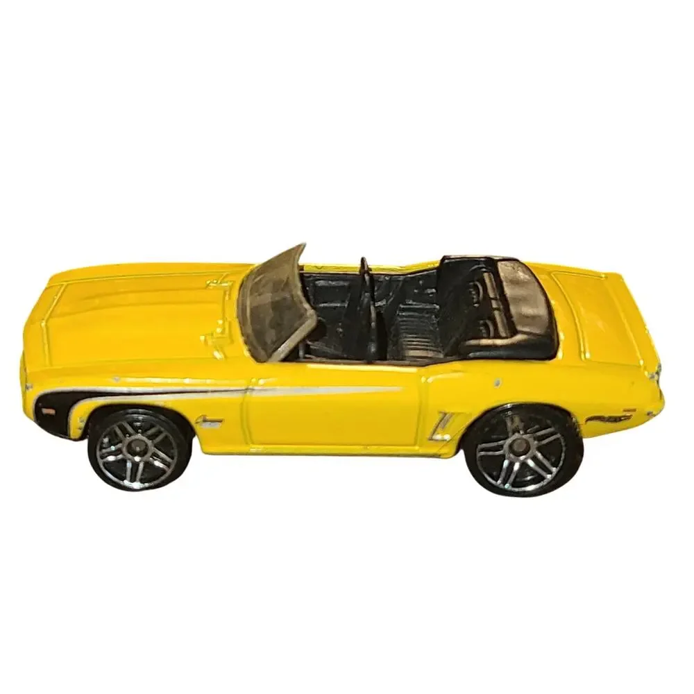 2011 Hot Wheels ‘69 Camaro SS Yellow Convertible Diecast Car 1:64